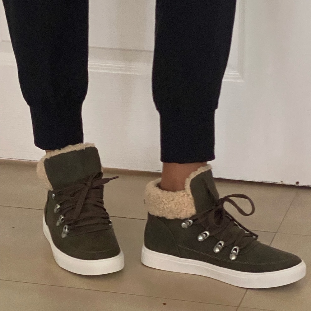 New Women's Report Boots "Adair" Dark Green Matte Fur Booties Sneaker Size 8